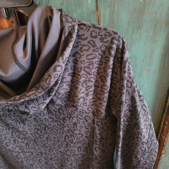 Womens Reebok animal print Hoodia  M - Picture 4 of 4